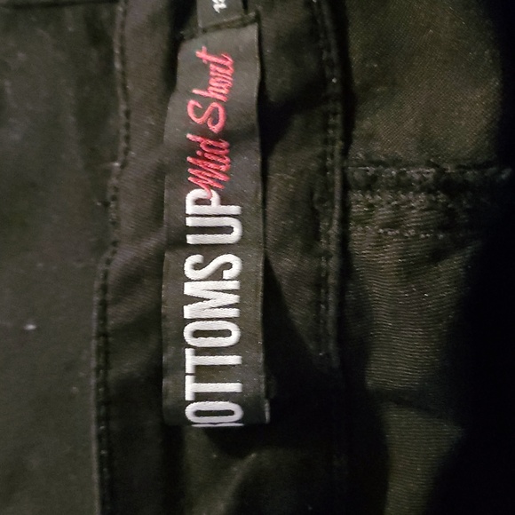 Bottoms Up Short - Picture 3 of 4